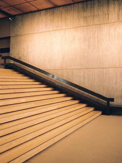 Las imponentes escaleras del vestíbulo de la Fundación Gulbenkian.