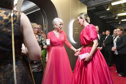 “Me encanta el color de tu vestido”, parecen estar diciéndose Hellen Mirren y Sarah Paulson, que han escogido el fucsia, color estrella de la gala, para sus preciosos modelos.