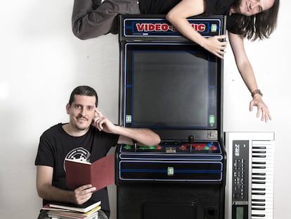 Gryzor87 (recostado sobre la máquina arcade) canturrea a capela melodías y las graba en su móvil. Después las transforma en pistas digitales con un único chip sonoro “en homenaje a los viejos ordenadores Spectrum y MSX”.