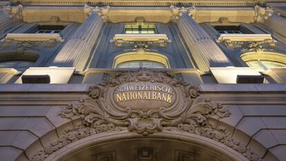 Vista de la fachada del Banco Nacional Suizo, en Berna, Suiza