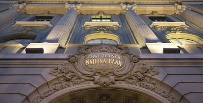Vista de la fachada del Banco Nacional Suizo, en Berna, Suiza