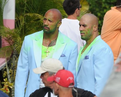 Dwayne Johnson y, a la drecha, su doble Tanoai Reed en el rodaje de la cinta 'Dolor y Dinero', en Miami en 2014. Reed también ha sido su doble en varias películas de la saga de 'A todo gas', en 'G.I. Joe: La venganza', 'Superagente 86 de película', y otas tantas.