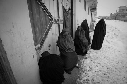 Mujeres afganas ataviadas con el burka, esperan el reparto de ayuda humanitaria en Afganistán, en una imagen datada en junio de 2022.