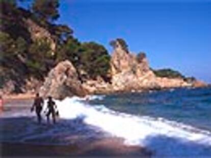 El municipio de Palafrugell cuenta con once kilómetros de costa y una quincena de playas, como la de Golfet (en la fotografía), cercana a Calella.