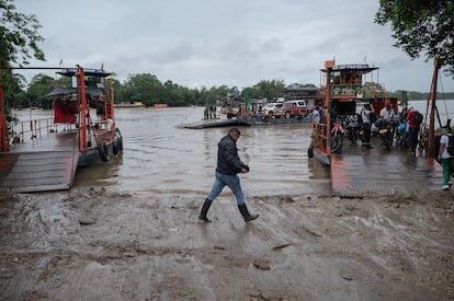 Vehículos cruzan el río Caguán en «bongos», transbordadores que realizan la travesía cada media hora.