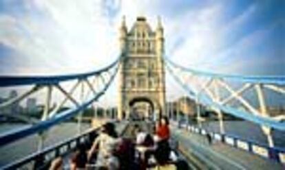 Londres es uno de los destinos con ofertas para el puente de la Constitución, entre el 6 y el 9 de diciembre. En la imagen, el Tower Bridge, uno de sus monumentos más conocidos.