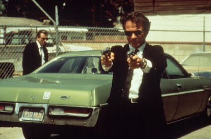 Tim Roth y Harvey Keitel con sus dos complementos favoritos en 'Reservoir Dogs' (1992): gafas de sol y armas de fuego.