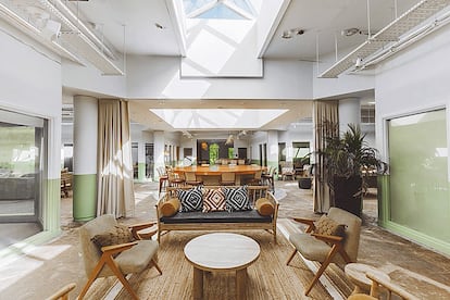 Birch, un ‘casoplón’ rural británico con aires de hogar de diseño, de refugio y de oficina.