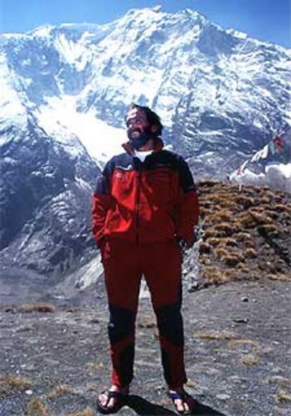 Juan Oiarzabal, con el Annapurna de fondo, en el Himalaya.