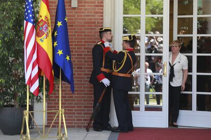 Dos agentes de la Guardia Civil se ajustan el uniforme, de gran gala, antes de la llegada de Biden a La Moncloa.