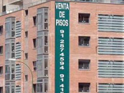 Un bloque de viviendas de nueva construcción en venta en un barrio de Madrid