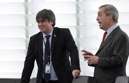 Carles Puigdemont (l) speaks to Britain's Brexit Party leader Nigel Farage in the European Parliament this week.