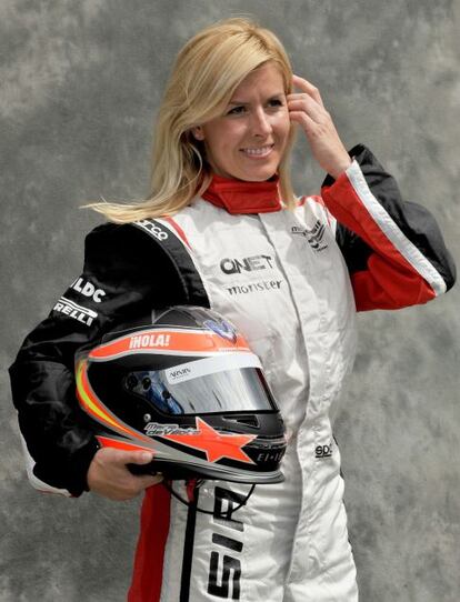 María de Villota, probadora de la escudería Marussia-Cosworth, posa para la foto oficial.