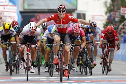 Andre Greipel comienza a levantar los brazos al sentirse ganador del sprint de Foligno.