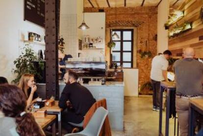 Interior de La Colectiva Café, en Madrid.