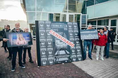 Víctimas concentradas a la entrada del juicio exhiben carteles contra la censura al mayor documental sobre el accidente.