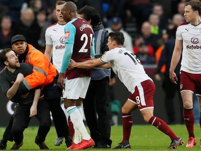 Aficionado del West ham reducido ante los jugadores.