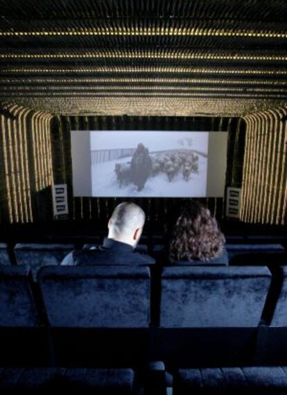 Dos espectadores en la Cineteca de Matadero, escenario de Documenta.