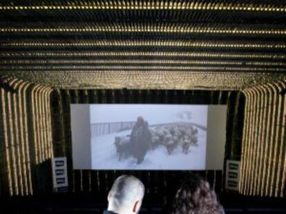 Dos espectadores en la Cineteca de Matadero, escenario de Documenta. 