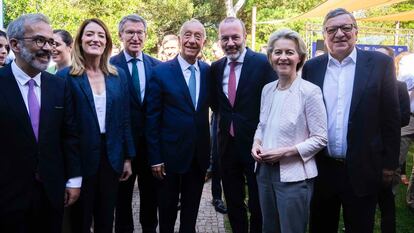 El líder del PP, Alberto Núñez Feijóo, junto a varios dirigentes del Partido Popular Europeo, entre ellos, la presidenta de la Comisión Europea, Ursula von der Leyen (derecha), y la presidenta del Parlamento Europeo, Roberta Metsola (izquierda), en Cascais (Portugal).