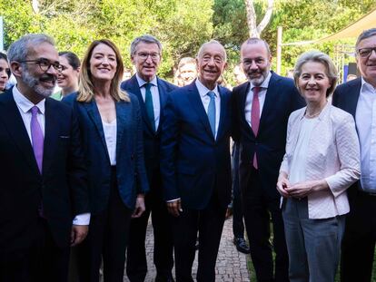El líder del PP, Alberto Núñez Feijóo, junto a varios dirigentes del Partido Popular Europeo, entre ellos, la presidenta de la Comisión Europea, Ursula von der Leyen (derecha), y la presidenta del Parlamento Europeo, Roberta Metsola (izquierda), en Cascais (Portugal).