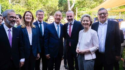 El líder del PP, Alberto Núñez Feijóo (tercero por la izquierda), junto a la presidenta de la Comisión Europea, Ursula von der Leyen (segunda por la derecha), y la presidenta del Parlamento Europeo, Roberta Metsola (segunda por la izquierda), entre otros representantes del Partido Popular Europeo, este miércoles en Cascais.