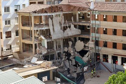 Una de las fachadas interiores del patio del céntrico colegio Adoratrices de Logroño se ha derrumbado, lo que ha causado tres heridos, uno de los cuales se encuentra bajo los escombros y es buscado por perros de la patrulla canina de la Policía Nacional de La Rioja.
