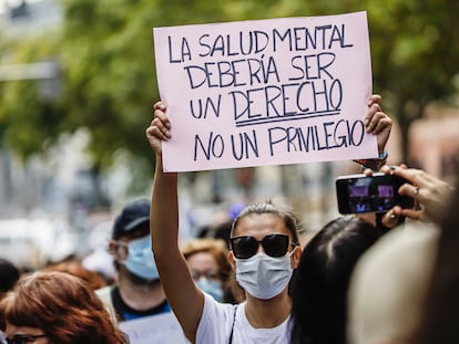 Una mujer muestra una pancarta donde se lee "La salud mental debería ser un derecho no un privilegio", en una manifestación por la salud mental, el pasado 10 de octubre.