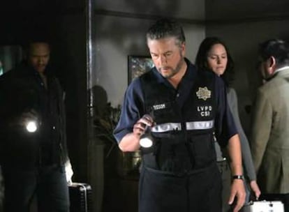 Grissom y su equipo investigan la escena de un crimen en un capítulo de la serie 'C.S.I. Las Vegas'.
