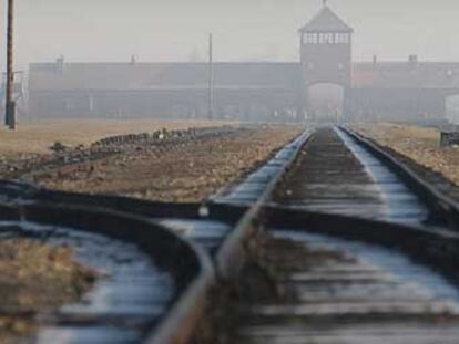 Vía férrea que conduce al campo de concentración de Auschwitz Birkenau en Oswiecim, al sur de Polonia.