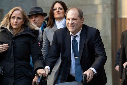 Harvey Weinstein, tras dejar los tribunales de Nueva York, en una imagen de archivo.