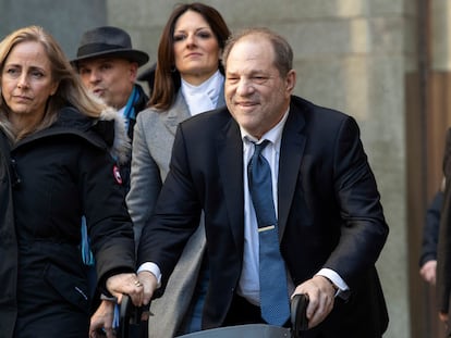 Harvey Weinstein, tras dejar los tribunales de Nueva York, en una imagen de archivo.