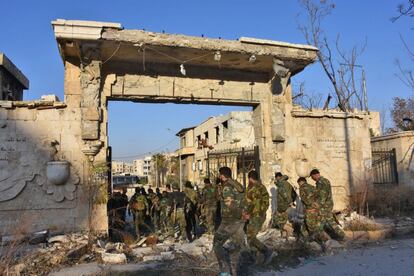 Las fuerzas progubernamentales sirias entran en una estación de bombeo de agua en el barrio Suleiman al-Halabi de Alepo, después de tomar el control del área a los combatientes rebeldes.
