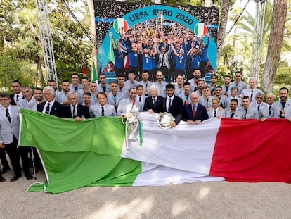 El presidente de Italia, Sergio Mattarella, y el tenista Matteo Berretini, subcampeón de Wimbledon, junto con la selección y el título de campeones de la Eurocopa.