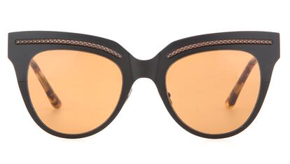 Gafas 'cat eye'

Bottega Veneta fusiona dos tendencias en una: lentes amarillas y montura 'ojo de gato' (290 euros).