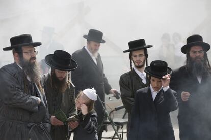 Ultra-Orthodox Jewish men and children burn leavened items in final preparation for the Passover holiday in Jerusalem, Monday, April 10, 2017. Jews are forbidden to eat leavened foodstuffs during the Passover holiday that celebrates the biblical story of the Israelites' escape from slavery and exodus from Egypt. (AP Photo/Oded Balilty)