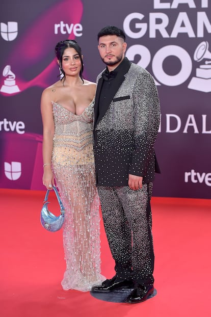 La 'influencer' Lola Romero junto a su pareja, el cantante Omar Montes, que luci un traje hecho a medida bordado con cristales de Swarovski de la dise?adora Tamara Press.