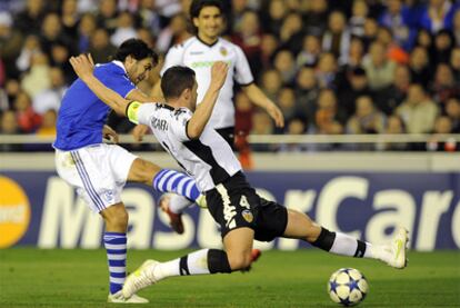 Raúl marca el gol del empate pese a la oposición de David Navarro.