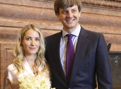 Ekaterina Malysheva y Ernst August de Hannover, este jueves tras su boda civil en el Ayuntamiento de Hannover.