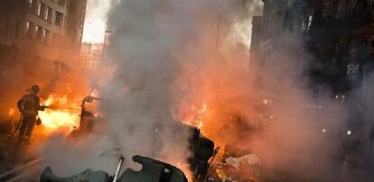 Contenedores quemados el 29 de marzo en Barcelona.