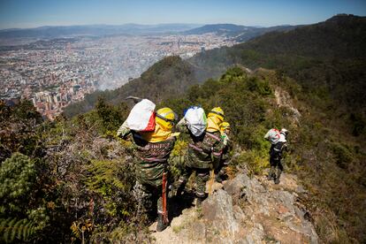 Soldados combaten el incendio en las colinas del oriente de Bogotá, el 23 de enero.