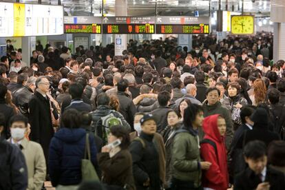 Japoneses y extranjeros intentan abandonar Tokio, Japón, por temor a un escape radiactivo de la central nuclear de Fukushima, en la estación de tren de Shinagawa.