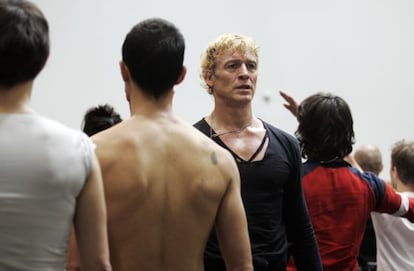 Nacho Duato, de frente, en uno de los ensayos con la Compañía Nacional de Danza.