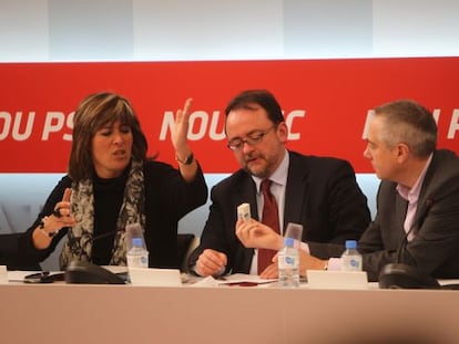 De izquierda a derecha, Núria Marín, Daniel Fernández y Pere Navarro, en la ejecutiva del PSC.