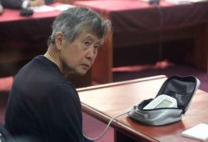 El expresidente peruano Alberto Fujimori se controla la presión hoy, jueves 17 de octubre de 2013, durante el juicio oral, por la compra de la línea editorial de diarios sensacionalistas durante su gobierno (1990-2000), que se realiza en Lima (Perú).