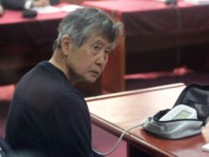 El expresidente peruano Alberto Fujimori se controla la presi&oacute;n hoy, jueves 17 de octubre de 2013, durante el juicio oral, por la compra de la l&iacute;nea editorial de diarios sensacionalistas durante su gobierno (1990-2000), que se realiza en Lima (Per&uacute;). 