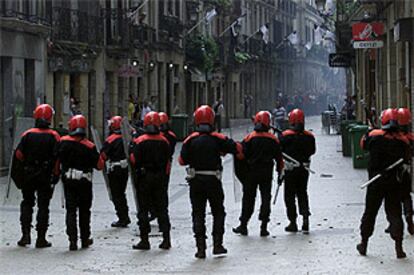 <b></b><i>Ertzainas,</i> durante los disturbios tras la manifestación en favor de Batasuna el domingo en San Sebastián. PLANO GENERAL - ESCENA