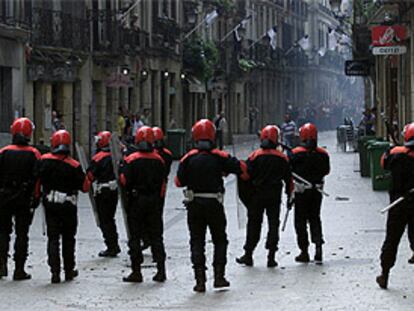 <b></b><i>Ertzainas,</i> durante los disturbios tras la manifestación en favor de Batasuna el domingo en San Sebastián. PLANO GENERAL - ESCENA