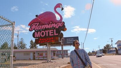 Rigo Pex enuna imagen del documental 'The Mystery of the Pink Flamingo' en EE UU.