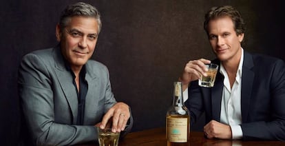 George Clooney y Rande Gerber, bebiendo Casamigos.